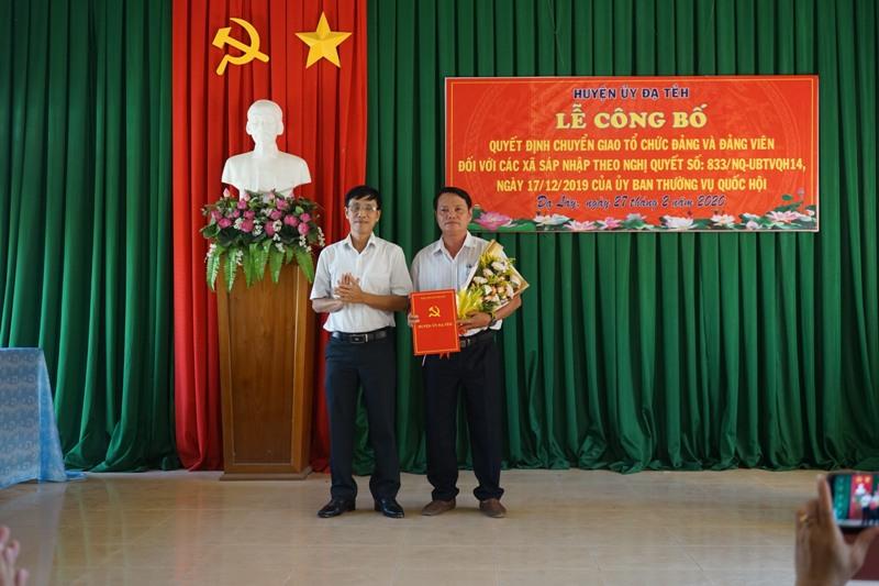 Đ/c Nguyễn Mạnh Việt, PBT thường trực Huyện ủy trao các quyết định về Giao tổ chức cơ sở đảng Đảng bộ xã Hương Lâm về Đảng bộ xã Đạ Lây