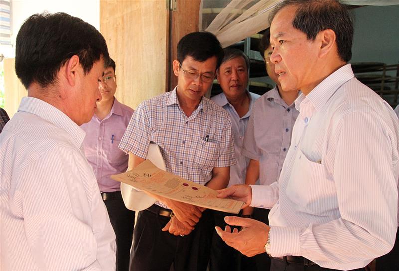 Đồng chí Nguyễn Xuân Tiến - UVTW Đảng, Bí thư Tỉnh ủy trao đổi với cán bộ trong đợt làm việc tại huyện Đạ Tẻh. Ảnh: H. Sang