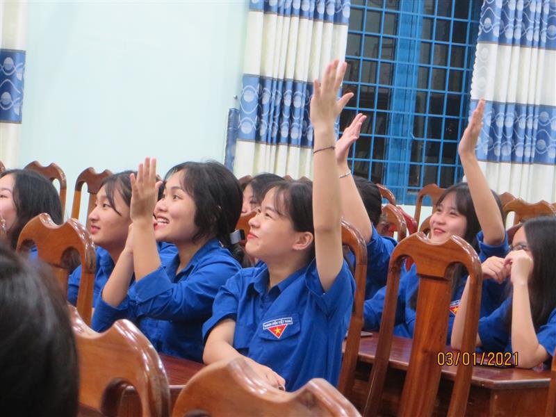 Các bạn đoàn viên hào hứng tham gia cuộc thi tìm hiểu 90 năm truyền thống vẻ vang của Đoàn TNCS Hồ Chí Minh” 