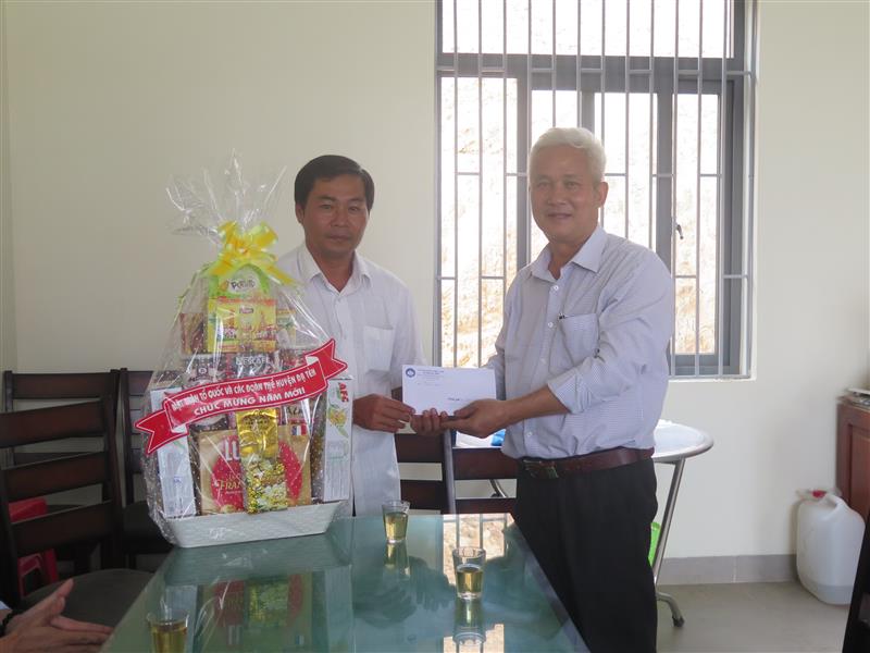 Ủy ban MTTQ Việt Nam huyện tặng quà Tết nguyên đán Tân Sửu - 2021 cho hộ nghèo, hộ khó khăn và các đối tượng tiêu biểu