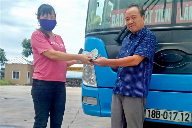 Sau khi tiếp nhận chiếc bóp được anh Nguyễn Danh Tân bàn giao, nhà xe Phú Quý đã trao trả lại cho người đánh rơi là bà Nguyễn Thị Hoa