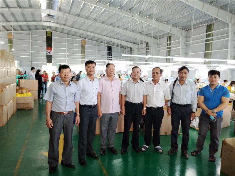 Ông Đặng Bằng - Giám đốc Công ty TNHH Công nghiệp Trân Nguyên (thứ ba bên phải) giới thiệu về hoạt động của Công ty. Ảnh Đức Thiệm