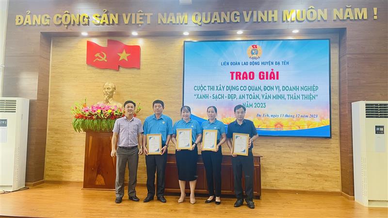 Đ/c Phan Đức Thái - Phó Bí thư huyện uỷ trao giấy công nhận cho các đơn vị đạt giải nhất