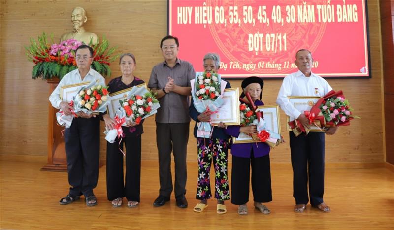 Đồng chí Tôn Thiện Đồng – Bí thư Huyện ủy Đạ Tẻh trao Huy hiệu Đảng cho các đảng viên