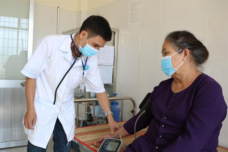 Người dân đến khám bệnh tại xã Quảng Trị, huyện Đạ Tẻh