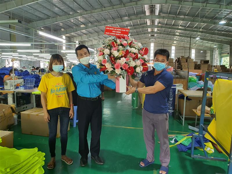 Liên đoàn Lao động huyện thăm, chúc mừng ngày Doanh nhân Việt Nam