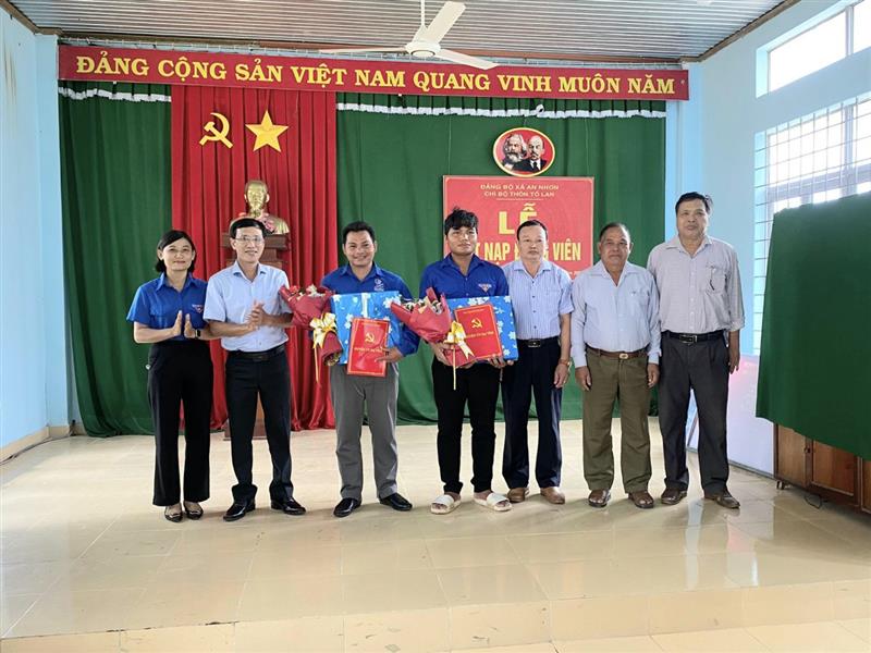 Chi bộ thôn Tố Lan, Đảng ủy xã An Nhơn tổ chức lễ kết nạp đảng viên