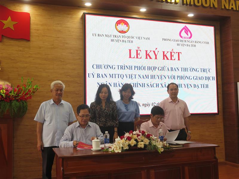 Ban Thường trực Ủy ban MTTQ huyện tổ chức Lễ ký kết Chương trình phối hợp giữa Ban Thường trực Ủy ban MTTQ huyện với Phòng giao dịch Ngân hàng CSXH huyện Đạ Tẻh.