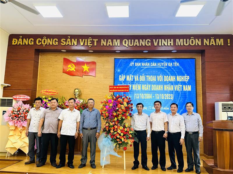 TTHU, HĐND, UBND, Ủy ban MTTQ Việt Nam huyện tặng lẵng hoa và gởi lời chúc mừng Ngày Doanh nhân Việt Nam
