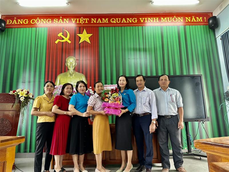 Liên đoàn Lao động huyện thăm Cơ sở giáo dục nhân Ngày nhà giáo Việt Nam